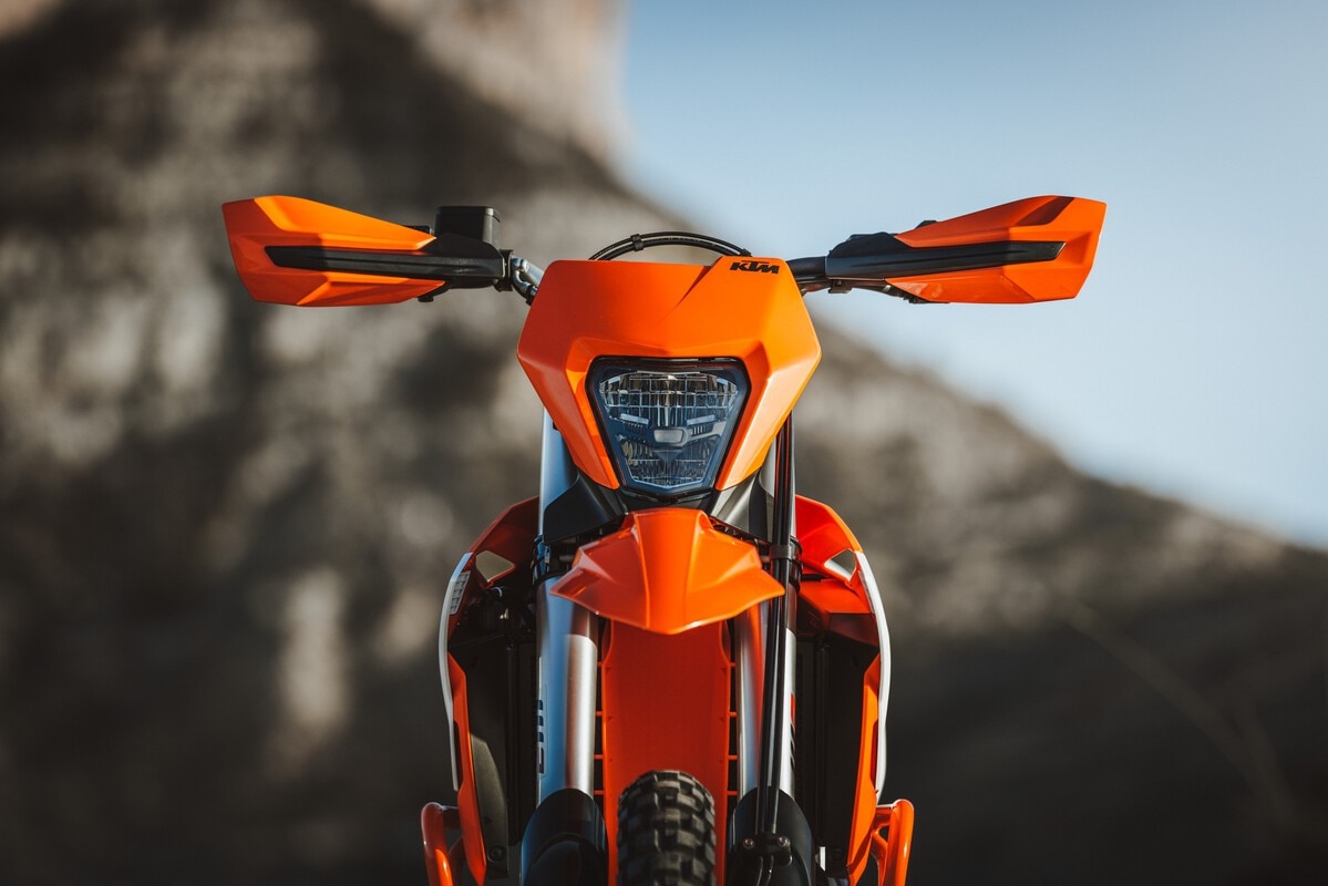 KTM presenta le nuove 690 Enduro R e 690 SMC R 2026